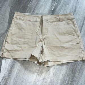 Khaki NY&Co tailored shorts with pockets size 8 light tan 4 inch inseam
